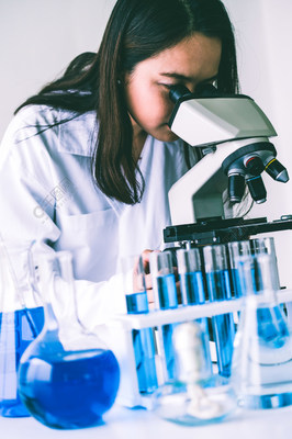 实验室中的微光 女科学家如何以试管中的智慧驱动生物科技革新